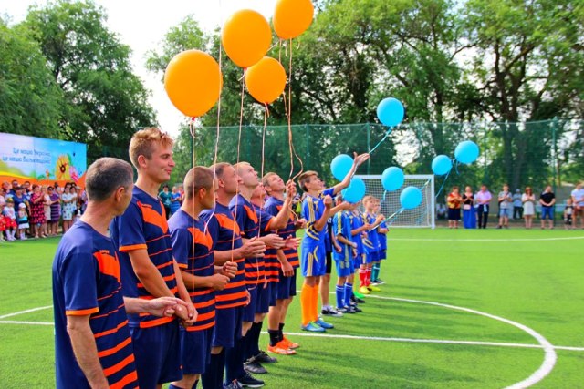 У селі Магдалинівка Чаплинської громади відкрито сучасний спортивний міні-стадіон